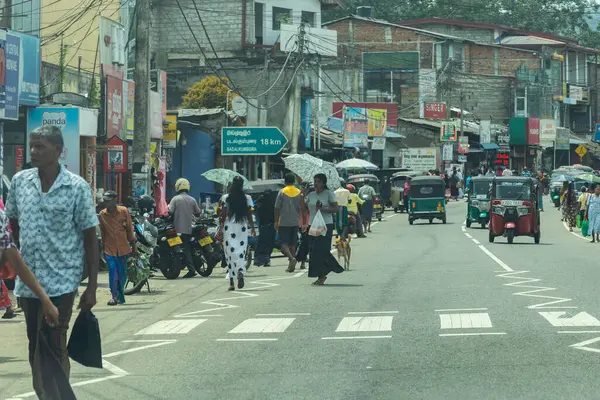 Medagama Sri Lanka - 9 Eylül 2024; Tipik Asya köyü boyunca seyahat ederken caddenin önü