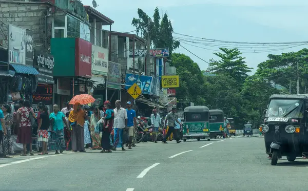 Medagama Sri Lanka - 9 Eylül 2024; Tipik Asya köyü boyunca seyahat ederken caddenin önü
