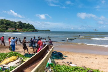 Galle, Sri Lanka - 14 Eylül 2024; Geleneksel balıkçı teknesi veya