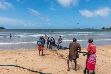 Galle, Sri Lanka - 14 Eylül 2024; Geleneksel balıkçı teknesi veya
