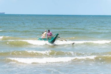 Galle, Sri Lanka - 14 Eylül 2024; Geleneksel balıkçı teknesi veya