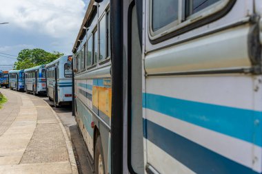 Galle Sri Lanka - 14 Eylül 2024; Yaya yolunun yanındaki park halindeki otobüslerin kavis çizgisi.