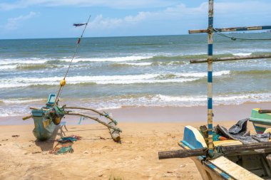 Galle Sri Lanka sahilinde çekilmiş balık ağları ve teçhizatlı renkli geleneksel kano..