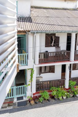 Galle Fort Village 'ın yüksek görüş açısının altında sundurmaları ve caddeleri olan çok katlı bir apartman dairesi..