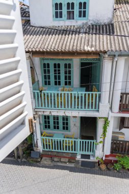 Galle Fort Village 'ın yüksek görüş açısının altında sundurmaları ve caddeleri olan çok katlı bir apartman dairesi..