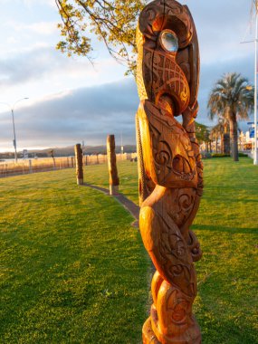 Tauranga Yeni Zelanda - 8 Kasım 2011; Maori kurulumu Tauranga Strand NZ 'ye pou veya totem direkleri oyuldu.