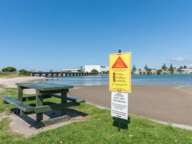 Tauranga Yeni Zelanda - 24 Ekim 2011; Şehir plajında halk sağlığı uyarısı uyarısı.