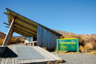 Tongariro Ulusal Parkı Yeni Zelanda - 25 Temmuz 2010; Bilgi işareti ve barınak bir uçtan Tongariro Geçidi Ulusal Parkı Yeni Zelanda 'da.