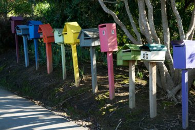 Tauranga Yeni Zelanda - 23 Ağustos 2010; Yol boyunca farklı renk ve stillerde posta kutuları.