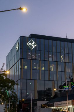 Tauranga Yeni Zelanda - 8 Nisan 2025; Tauranga İl Meclisi Logosu ve modern cam kaplı çok katlı binanın dış cephesindeki tabela.