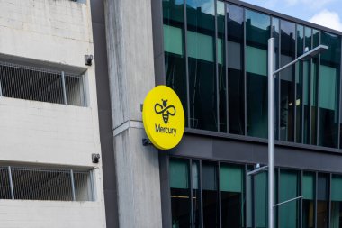 Tauranga Yeni Zelanda - 7 Nisan 2025; Ticaret logosu veya elektrik şirketi Merkür için kentsel sokak sahnesindeki ofis binasının dış tarafında imza