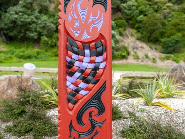 Whakatane Yeni Zelanda - 14 Kasım 2011; Totem direğine veya pou üzerine karmaşık Maori kabile oymalarının yakın plan ayrıntıları.