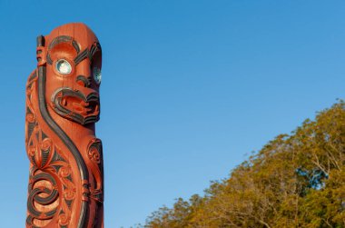 Tauranga Yeni Zelanda - 22 Nisan 2012; Maori etnik direği mavi gökyüzüne karşı