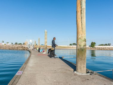 Tauranga Yeni Zelanda - 22 Nisan 2012; Bridge Marina 'da köpekle balık tutmak. 2012; Bridge Marina 'da köpekle balık avı.