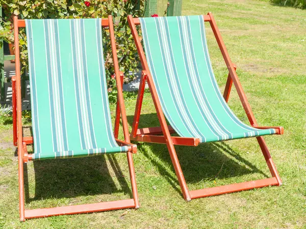 Bahçede iki çizgili, katlanmış sandalye..