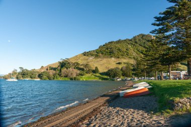 Maunganui Dağı 'nın kıyısındaki Pilot Koyu boyunca manzarayı göster..