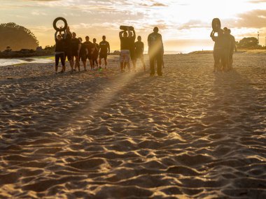Maunganui Dağı Yeni Zelanda - 7 Kasım 2012; Main Beach 'teki plaj kampında spor yapan ve spor yapan genç yetişkinler grubu.