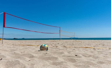 Maunganui Dağı 'na voleybol topu ve ağlar dikildi..