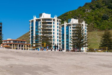 Maunganui Dağı Yeni Zelanda - 10 Kasım 2012; İkiz Kuleler plaj ve voleybol ağlarının arkasındaki binalar.