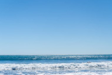 Kuzey Adası 'nın batı kıyısındaki Oakura Sahili' nde parlayan su ve dalgalar, Taranaki Yeni Zelanda.