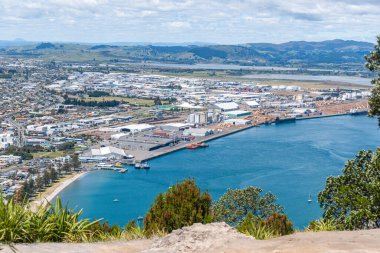 Tauranga limanı ve Yeni Zelanda limanı üzerinden Maunganui Dağı 'nın tepesinden geniş görüş.