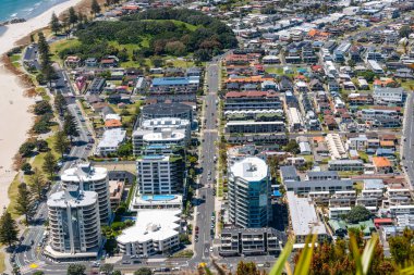 Maunganui Dağı 'nın tepesinden Yeni Zelanda' nın aşağısındaki yüksek katlı reklam ve apartman binalarına bakın..
