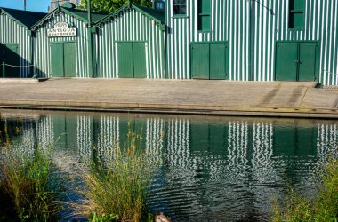 Christchurch Yeni Zelanda - 21 Kasım 2020; kentteki Avon Nehri 'ne yeşil tekne kulübelerinden oluşan kapalı kapılar