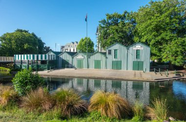 Christchurch Yeni Zelanda - 21 Kasım 2020; kentteki Avon Nehri 'ne yeşil tekne kulübelerinden oluşan kapalı kapılar