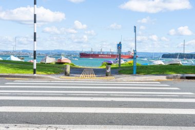Tauranga Yeni Zelanda - 22 Mart 2023: Tauranga limanına giren kargo gemisi Berge Rishi