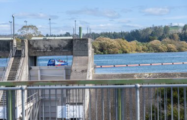 Taupo Yeni Zelanda - 15 Nisan 2023; Aratitia barajının arkasındaki Waikato nehrinde Huka Şelalesi jet-botu