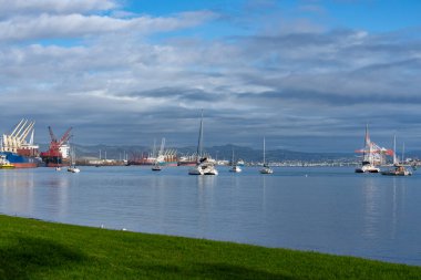 Tauranga Yeni Zelanda - 26 Haziran 2023; Tauranga Limanı 'nın her iki tarafındaki Pilot Körfezi' nden ve limandaki teknelerden görüntü