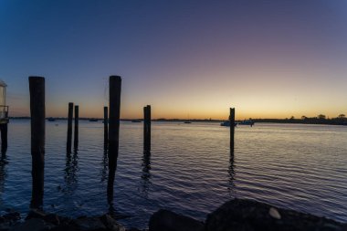 Tauranga limanında şafak öncesi eski demirleme yerleri.