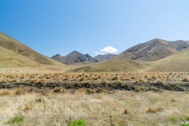 Lindis Geçidi 'nin zirve ve ve kıç çorabı kaplı vadileri, ünlü Orta Otago Yeni Zelanda yolculuğu.