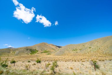 Lindis Geçidi 'nin zirve ve ve kıç çorabı kaplı vadileri, ünlü Orta Otago Yeni Zelanda yolculuğu.