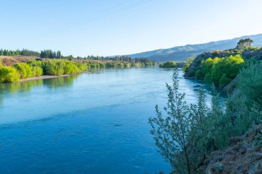 Cromwell, Güney Adası Yeni Zelanda yakınlarındaki Bannockburn kırsalından geçen güzel Kawarau Nehri.