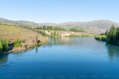Cromwell, Güney Adası Yeni Zelanda yakınlarındaki Bannockburn kırsalından geçen güzel Kawarau Nehri.