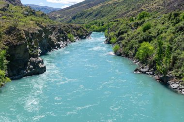 Manzaralı Kawerau Vadisi ve Orta Otago Yeni Zelanda 'da akan nehir suyu
