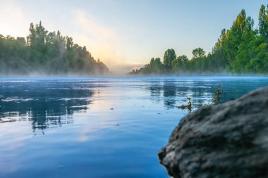 Merkez Otago Yeni Zelanda 'daki Clutha River Cromwell' den sabah sisi yükseliyor..