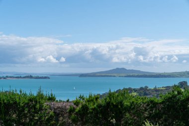 Auckland Limanı 'ndan Rangitoto Adası' na Waiheke Adası 'ndan bir görüntü.