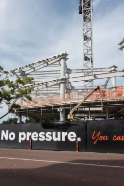 Tauranga Yeni Zelanda - 11 Nisan 2025; Şehir merkezinde yeni ticari bina inşaatı.