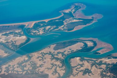 Darwin - 10 Mayıs 2025; Darwin 'den ayrılıp sahil boyunca güney batıya uçan hava şehri görüntüleri