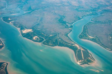 Darwin - 10 Mayıs 2025; Darwin 'den ayrılıp sahil boyunca güney batıya uçan hava şehri görüntüleri