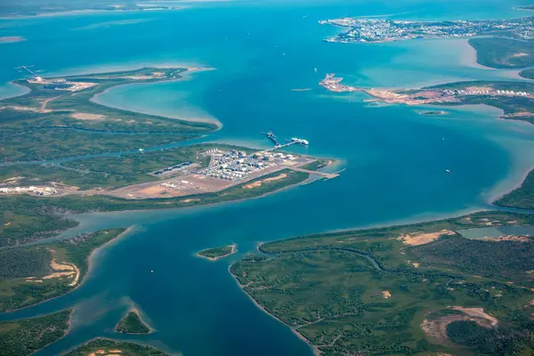 Darwin - 10 Mayıs 2025; Darwin 'den ayrılıp sahil boyunca güney batıya uçan hava şehri görüntüleri