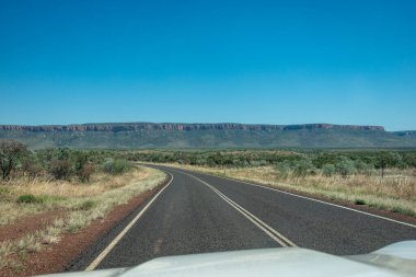 Batı Avustralya - 11 Mayıs 2025; Gibb Nehri Yolu 'na uzanan kırsal ve uzak arazi boyunca Büyük Kuzey Otoyolu