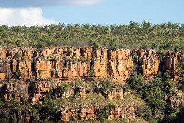 Chamberlain Boğazı 'nın kırmızı kaya duvarı Batı Avustralya' daki Kimberley Bölgesi 'nde mükemmel bir posta kartı sahnesinde..