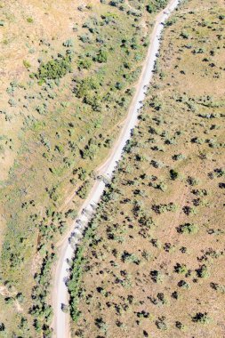 Kimberley çalılarının kırsal arazisi tozlu yol dikey bileşimine bölünmüş..