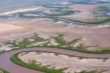Batı Avustralya 'daki Kimberleys kıyılarında gelgit çekildiğinde ortaya çıkan çamurlu düz bitki örtüsünün oluşturduğu gerçekçi etkilerin altındaki gelgit şekilleri..