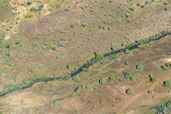 Batı Avustralya 'daki Kimberleys kıyılarında gelgit çekildiğinde ortaya çıkan çamurlu düz bitki örtüsünün oluşturduğu gerçekçi etkilerin altındaki gelgit şekilleri..