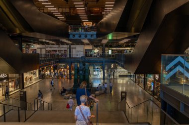 Londra - 3 Temmuz 2025: Mağazalar, kafeler ve vitrinlerden oluşan tarihi İngiliz binasının içi