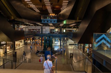 Londra - 3 Temmuz 2025: Mağazalar, kafeler ve vitrinlerden oluşan tarihi İngiliz binasının içi